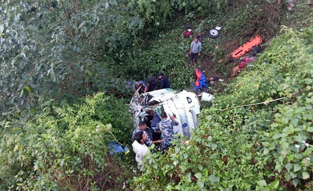 डोटीमा यात्रुवाहक इभी हाइस दुर्घटना, एकको मृत्यु, २१ घाइते