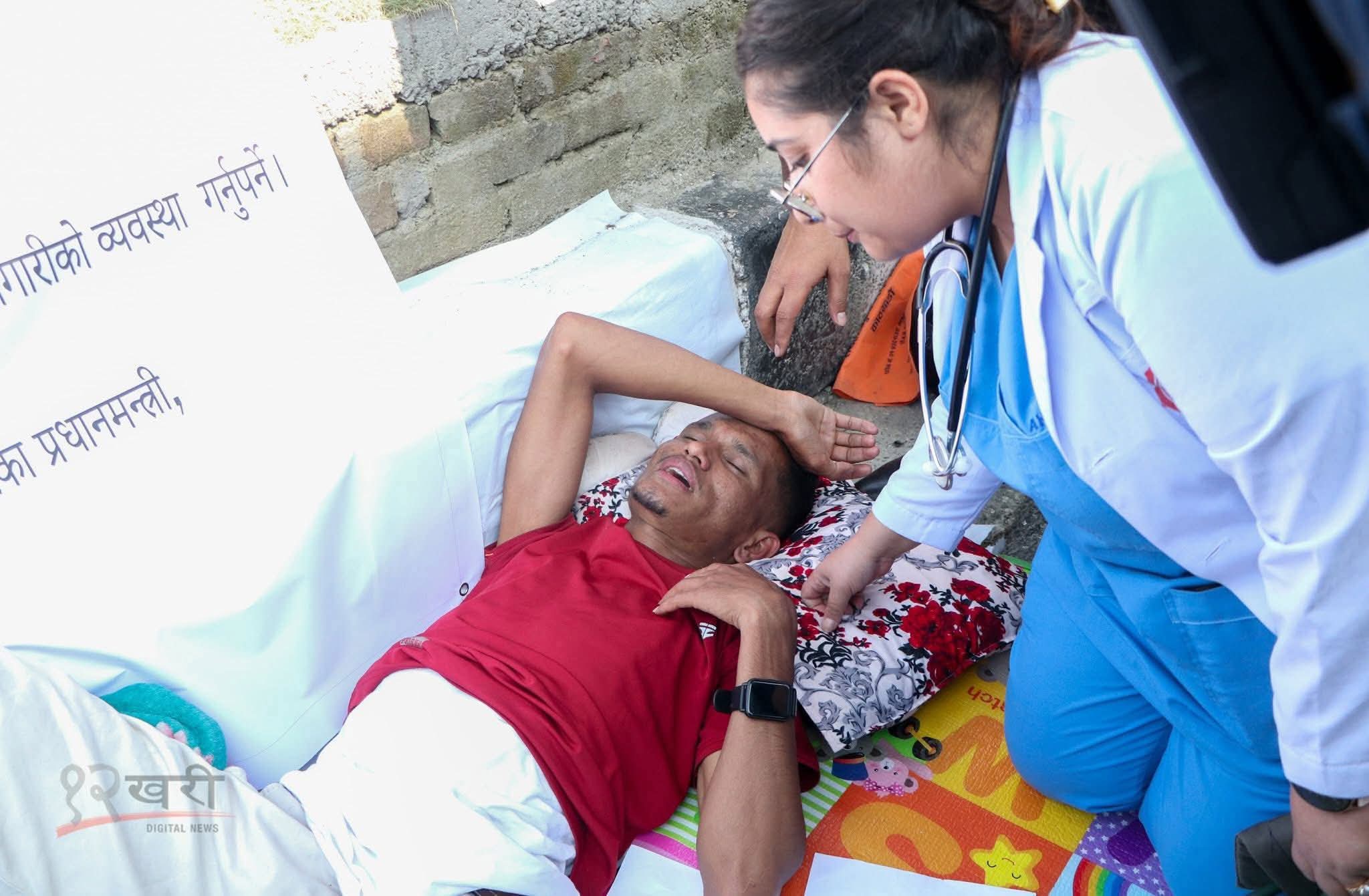 माइतीघरमा अनसनरत अछामका युबा मदन बुढाको स्वास्थ्य बिग्रियो, वीर अस्पताल लगियो