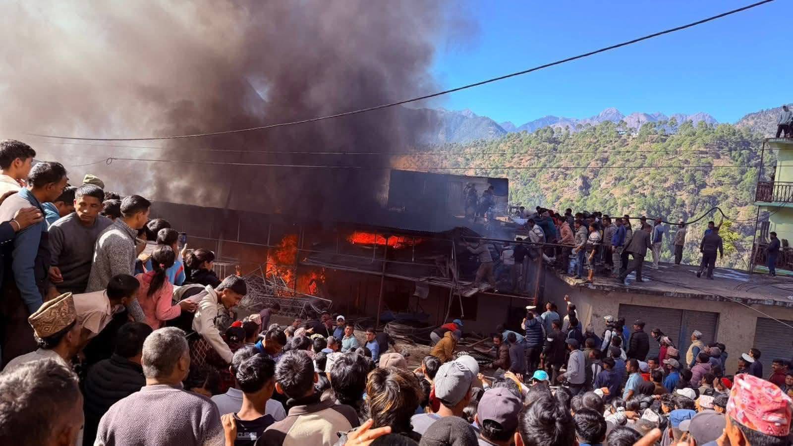 बाजुराको मार्तडीमा भीषण आगलागी