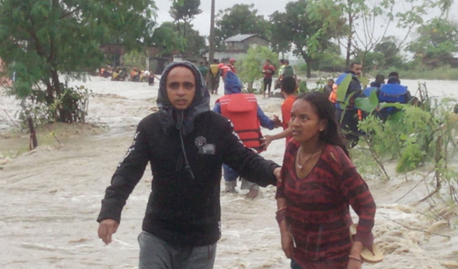 कैलालीको टीकापुरका बाढीपीडित भन्छन् : घर छोडेर जान मन लागेको छैन