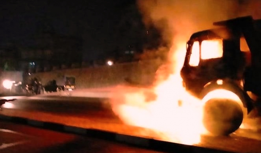 गोदावरी ५ मा रोकिराखेको टिप्पर र बोलेरोमा आगलागी