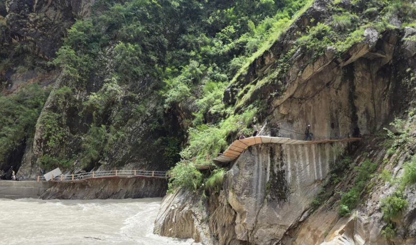 महाकाली नदीमाथि व्याँस गाउँपालिकाका युवाद्वारा चट्टान फुटाएर घोरेटो बाटो निर्माण