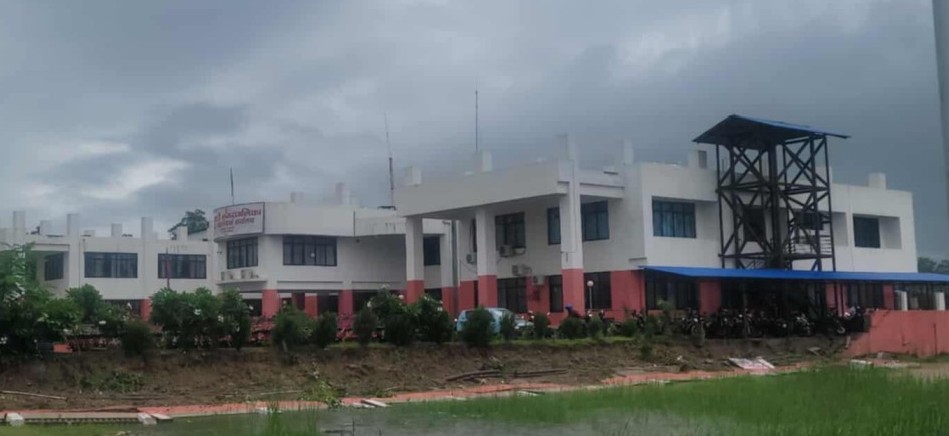 गोदावरीमा वर्षाको   प्रभाव: नगरपालिकाको पर्खाल भत्कियो