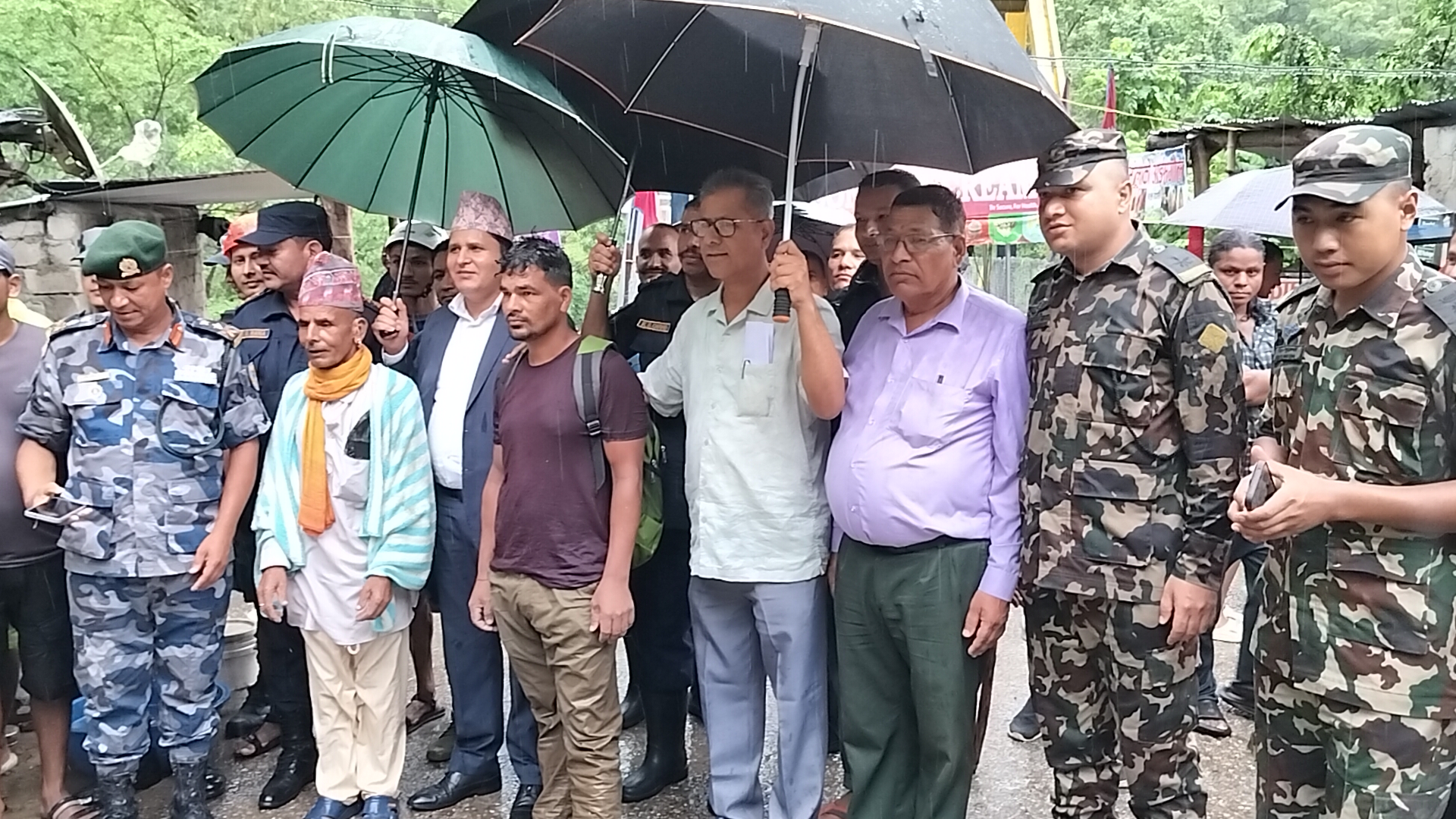 गोदावरीमा  श्राद्ध गर्न गएका ६ नागरिक बाढीमा फसे, सुरक्षाकर्मीको सहयोगमा उद्धार