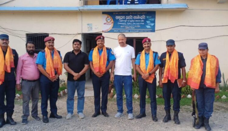 भाजपा नेता गुप्ताद्वारा मालाखेतीका प्रहरी अधिकारीहरूलाई सम्मान