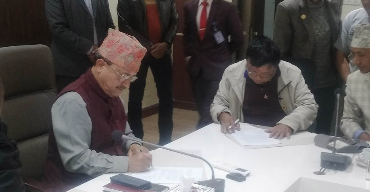 सरकार र  अविष्कार केन्द्रका संस्थापक अध्यक्ष महावीर पुनबीच सात बुँदे सहमति