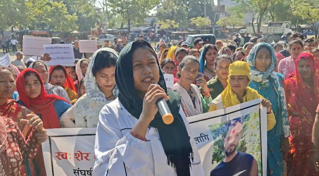 कैलालीमा  शेरबहादुर चौधरी मृत्युपछि परिवार र स्थानीयको न्यायका लागि आन्दोलित
