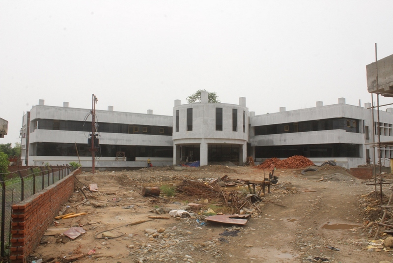 शुक्लाफाँटा नगरपालिकाको भवन निर्माणमा गुणस्तरहिन सामाग्री प्रयोग गरेको भन्दै उजुरी