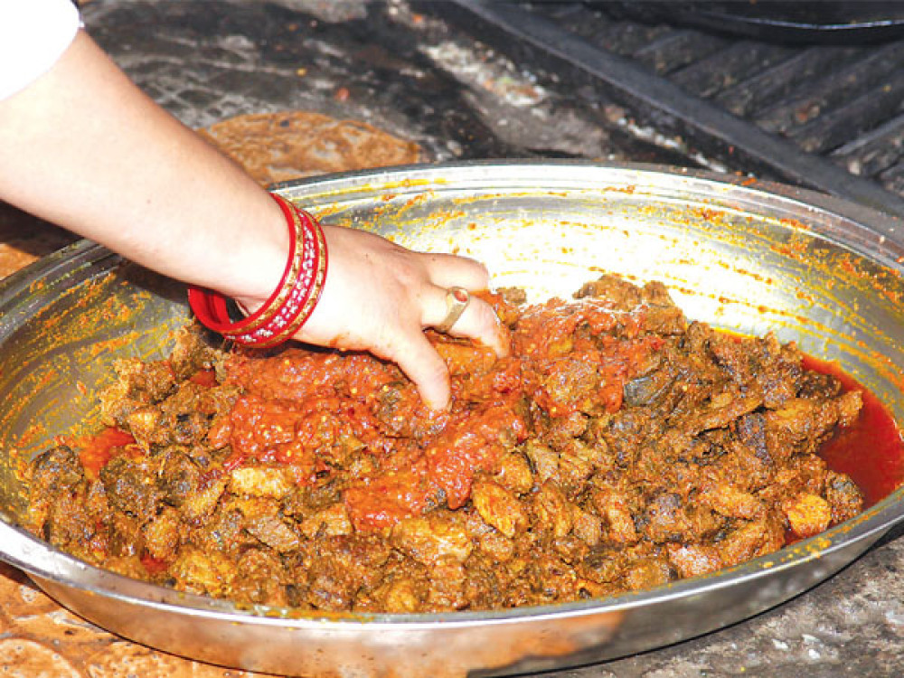 चाडबाडको बेला घरायसी काममा महिला ब्यस्त