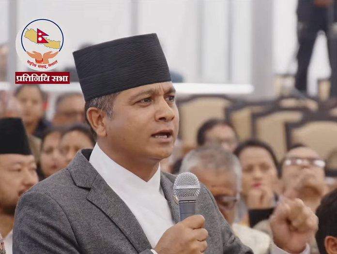 सेनाकहाँ दौरासुरूवालमा जाने प्रधानमन्त्री फुटबल पोशाकमा सदन आउँछन्  :ऐन महर