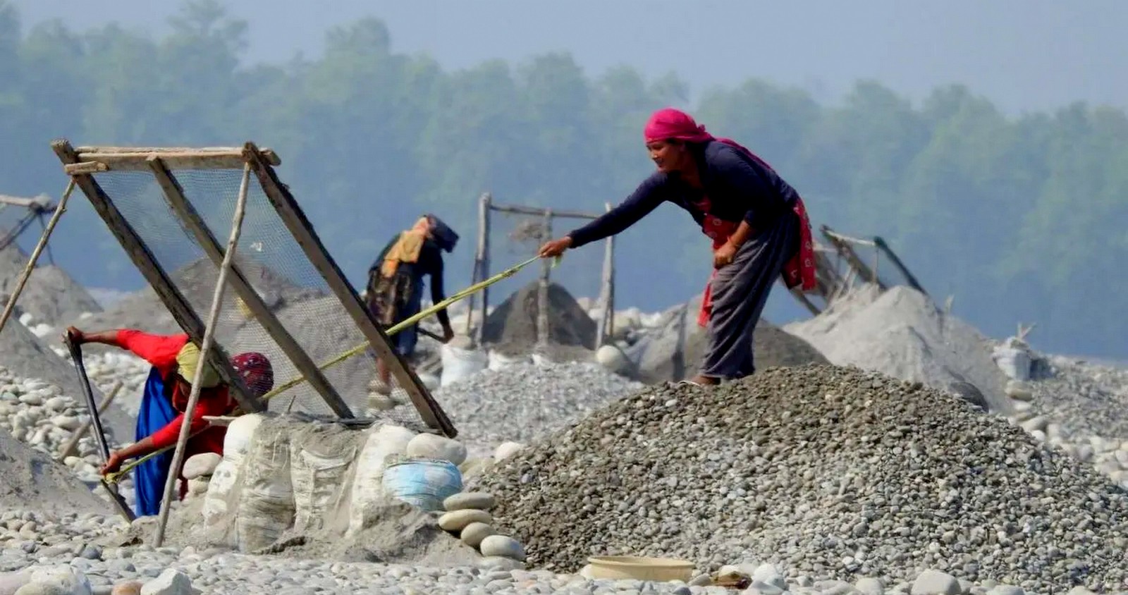 महाकालीमा बालुवा छान्नेको पीडा: ‘बालुवा नछाने भोकै बस्नुपर्ने अवस्था'