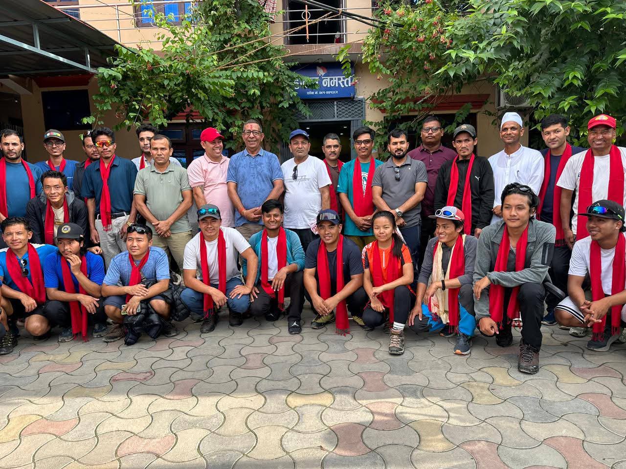 २० जनाको टोली अपि हिमाल आरोहण तालिमका लागि प्रस्थान