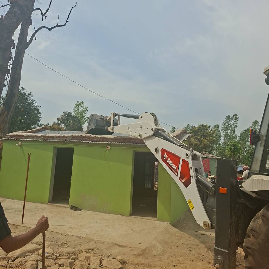 गोदावरीमा वन अतिक्रमण हटाइयो, डोजर लगाएर अवैध संरचना भत्काइयो