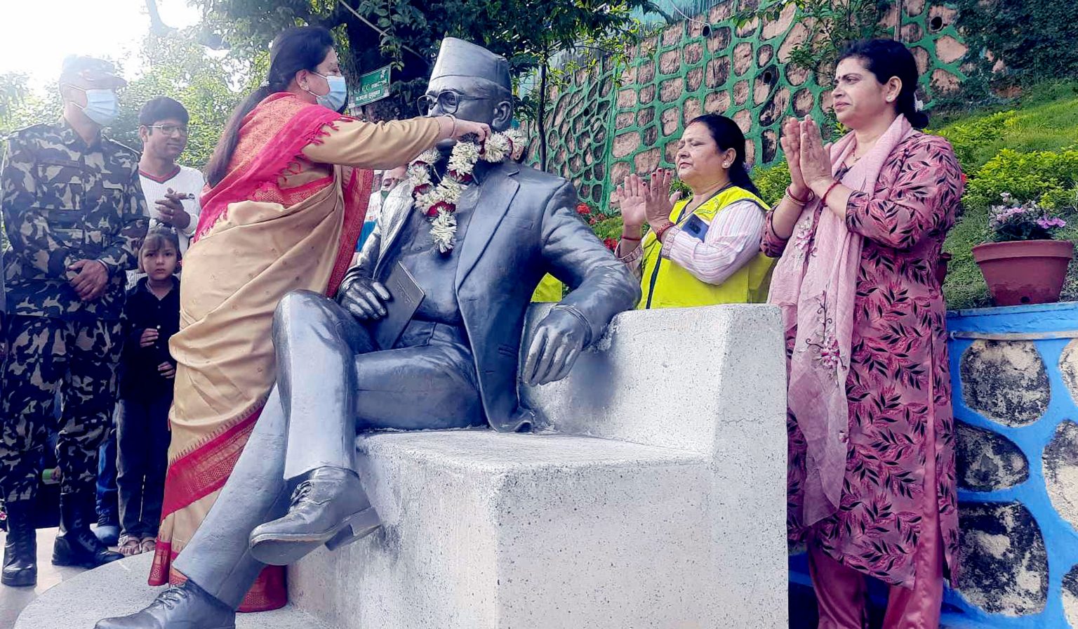 पूर्वराष्ट्रपतिद्वारा मदन भण्डारीको सालिकमा माल्यार्पण