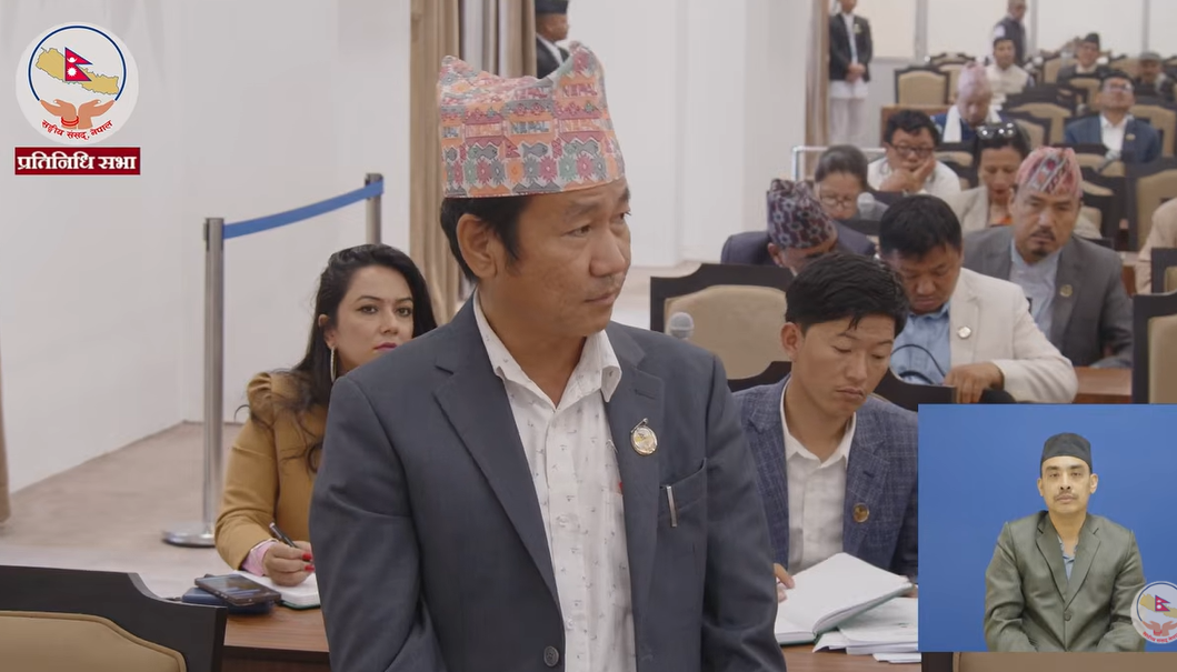 संसदमै हर्क साम्पाङको प्लेकार्ड विरोध, प्रधानमन्त्री र मन्त्रीलाई जवाफदेही बनाउन माग
