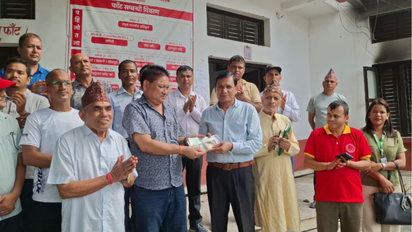 जलेको मालपोत कार्यालय धनगढीलाई सहकारी संस्थाबाट ३ लाख १५ हजार रुपैयाँ सहयोग