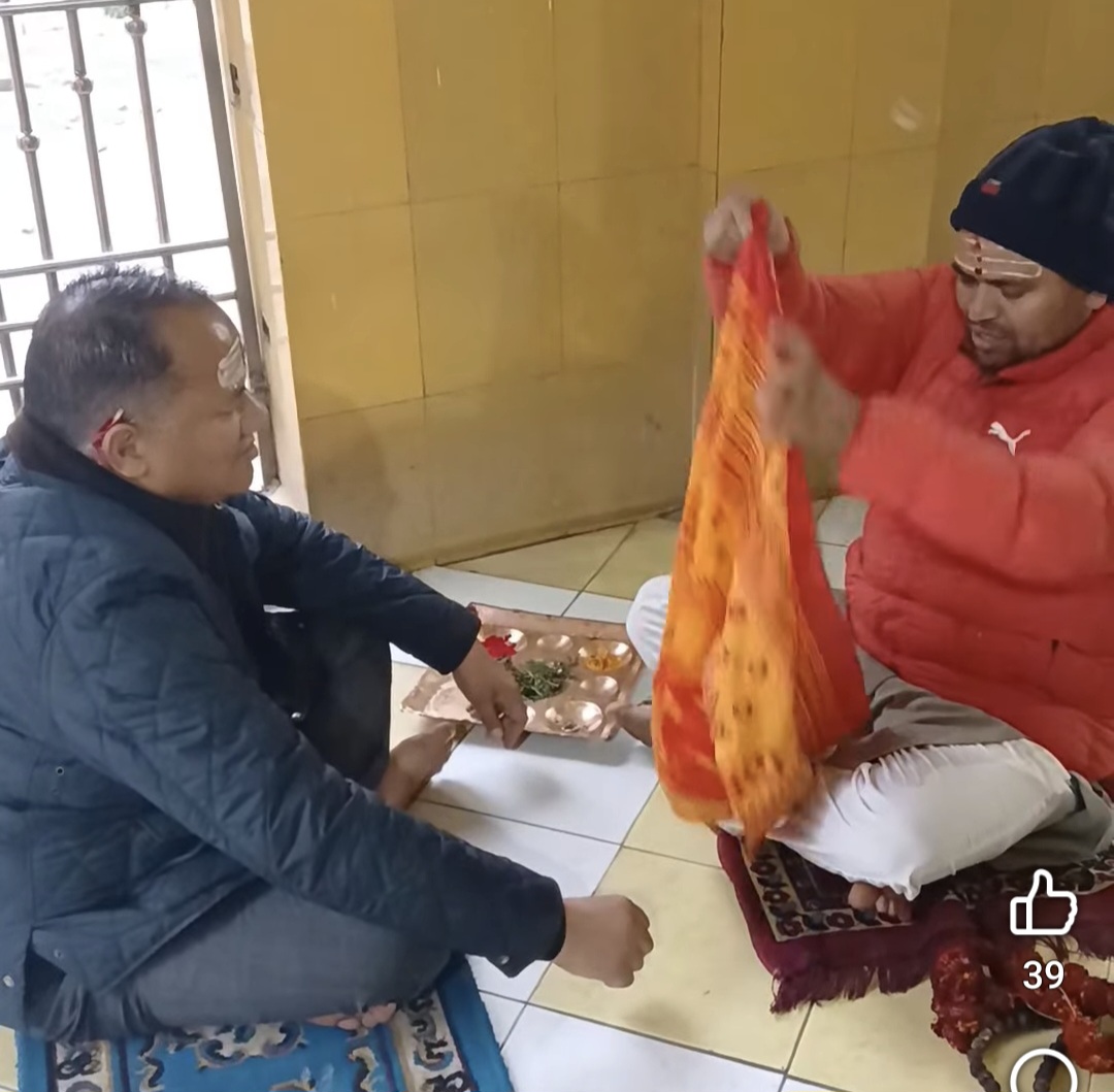 कैलाली -४ : कांग्रेस उम्मेदवार बिष्ट बिहान मन्दिर , दिउँसो प्रचारमा