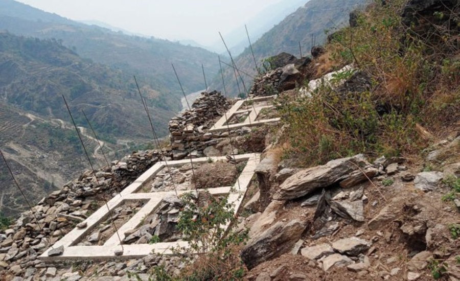 बाजुरामा बाढीपहिरोबाट विस्थापित भएकाहरूको घर निर्माणको काम अलपत्र