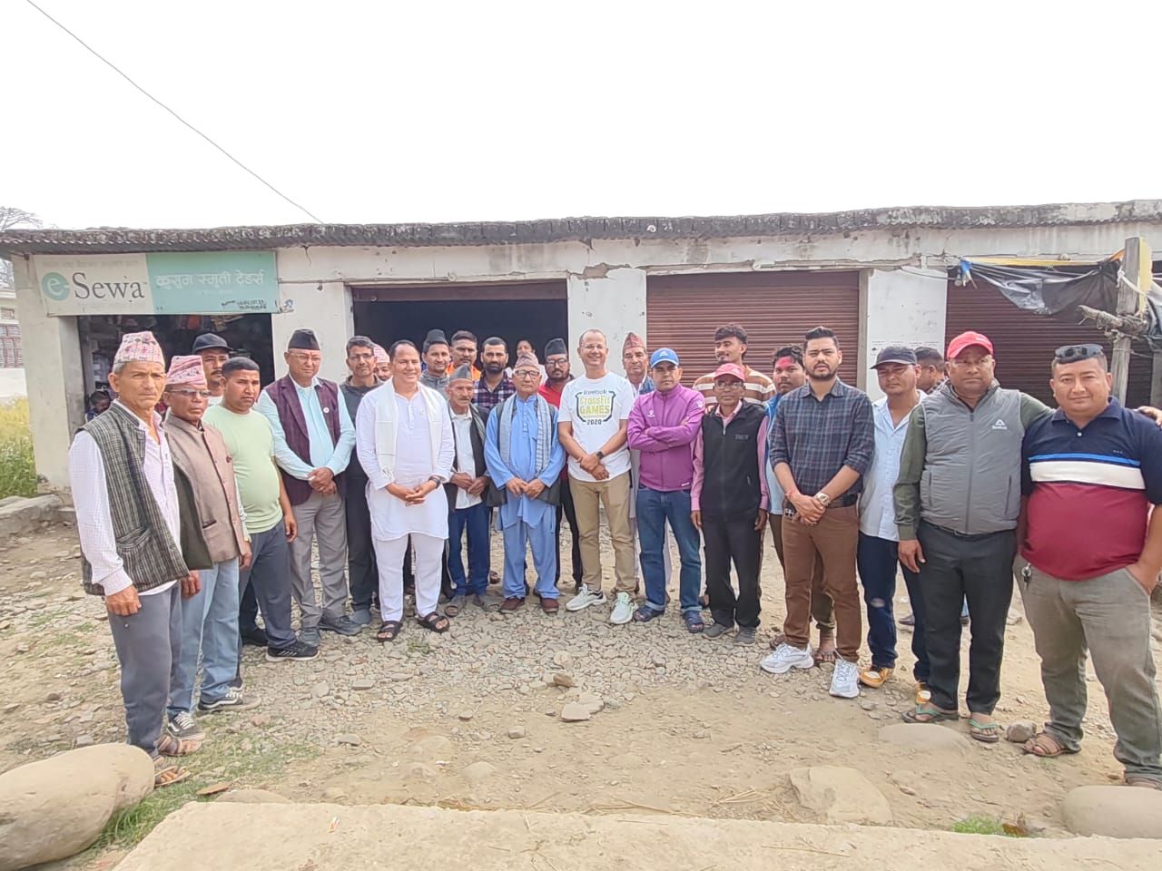 कैलाली–४ मा पराजित कांग्रेस उम्मेदवार बिष्ट मतदाताबीच, गाउँ–टोलमै पुगेर धन्यवाद