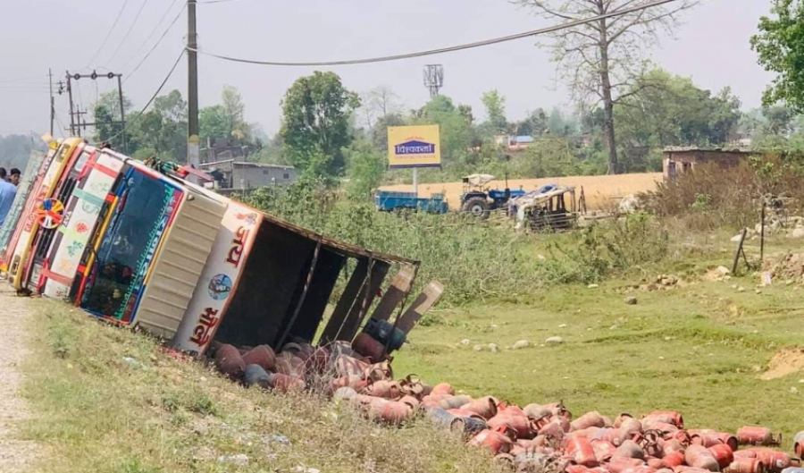 लालपुरमा ग्याँस सिलिण्डर बोकेको ट्रक दुर्घटना