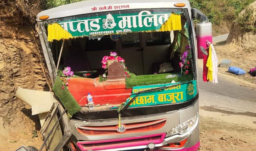 डोटीको पूर्वीचौकीमा बस दुर्घटना