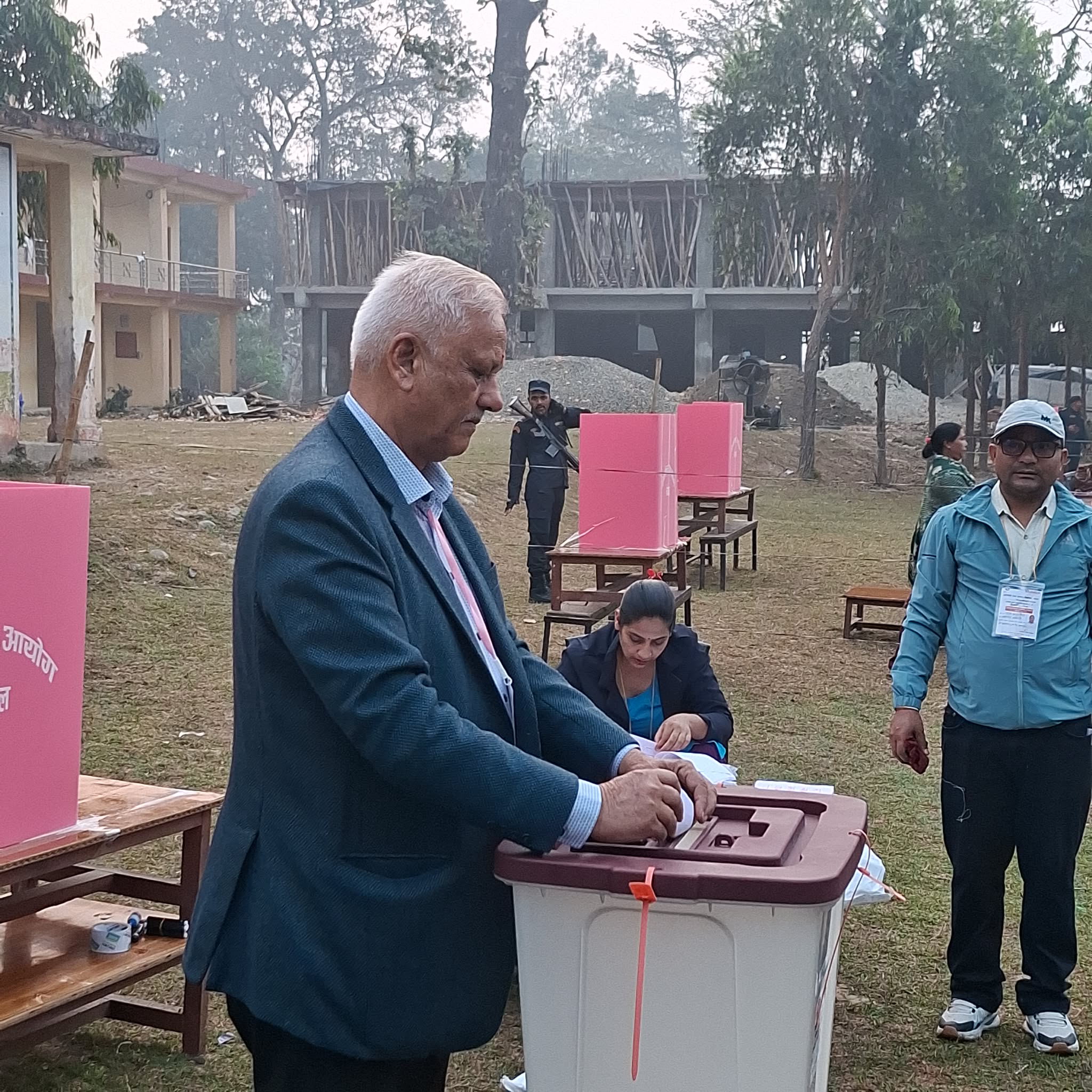 कैलाली–४ मा लेखराज भट्टले गरे मतदान