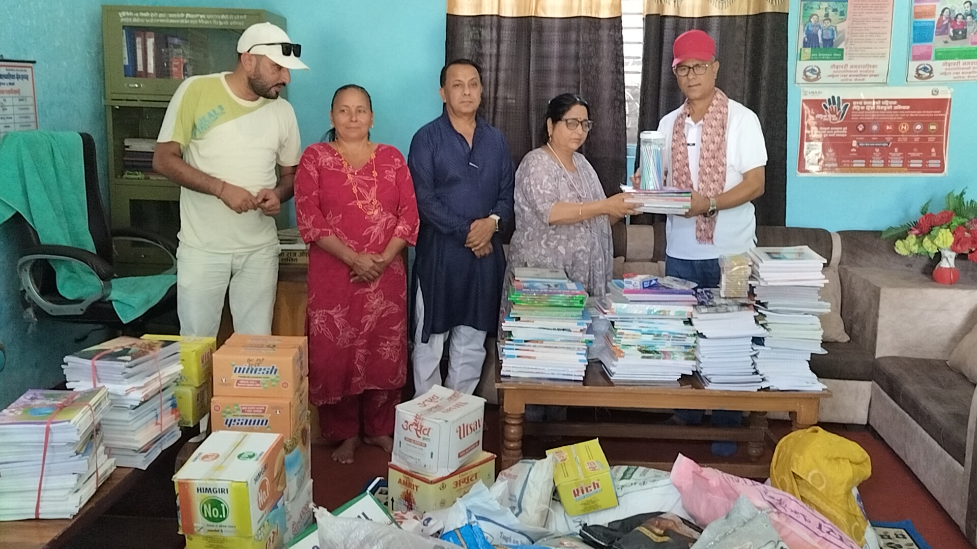 गोदावरी नगरपालिकाद्वारा महिला र बालबालिका सेभ हाउसलाई सामग्री सहयोग