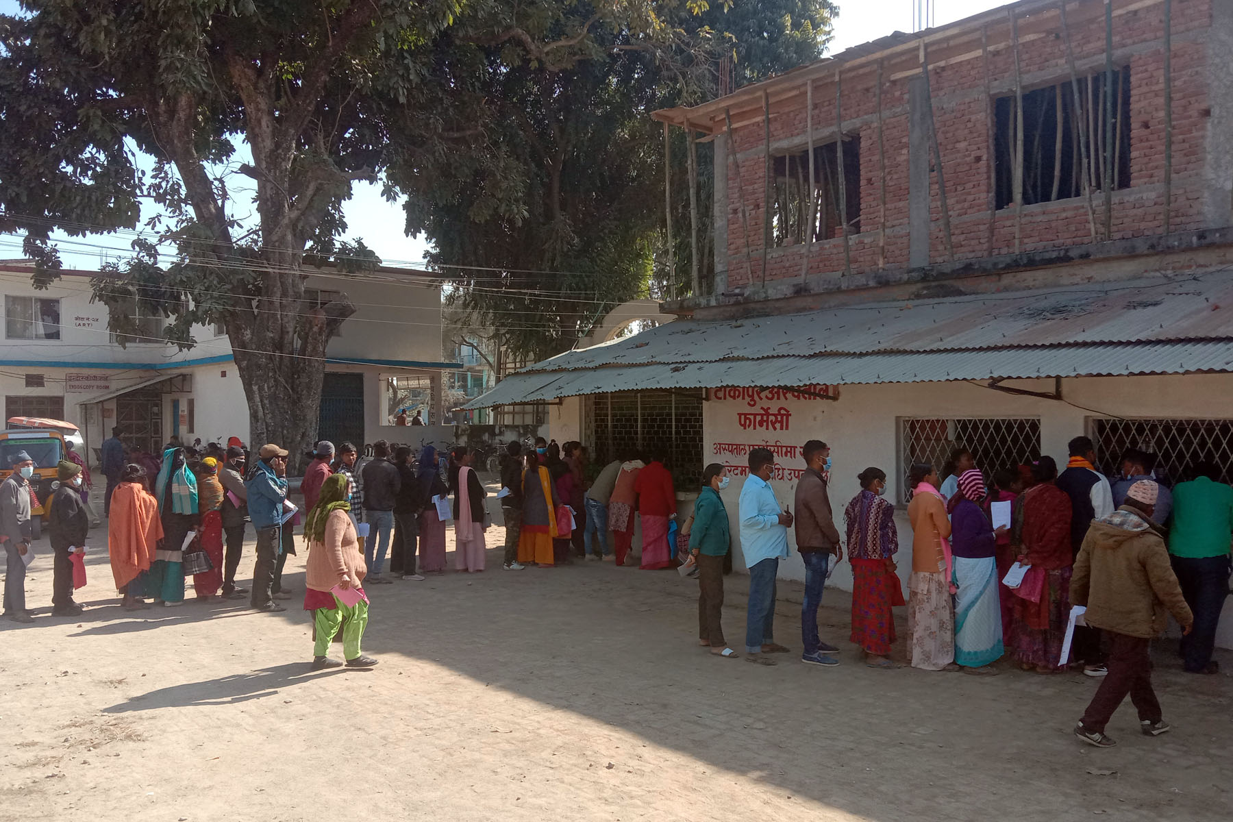 कैलालीको टीकापुर अस्पतालमा औषधी लिन पालो कुर्दै बिरामीहरु