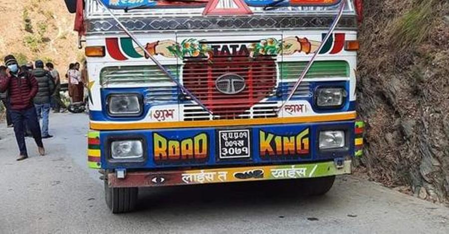 बझाङमा ट्रकले ठक्कर दिँदा मोटरसाइकलमा सवार एक जनाकाे मृत्यु