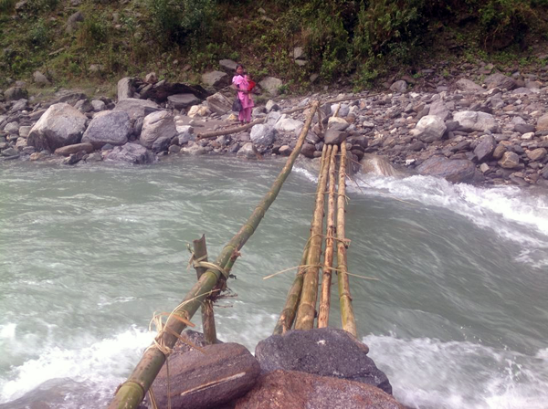 बझाङमा खोलाको पुल सञ्चालन नहुदा विद्यार्थी जोखीममा नदि पार गर्दें